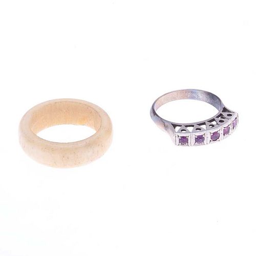 Dos anillos vintage con rubíes en marfil y plata .925. 5 rubíes corte redondo. Talla: 5. Peso: 4.4 g.