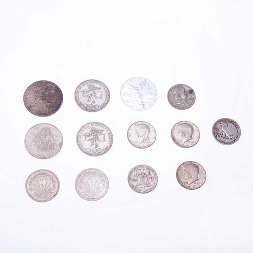Lote de 13 monedas de plata distintas denominaciones. Peso: 240.0 g.
