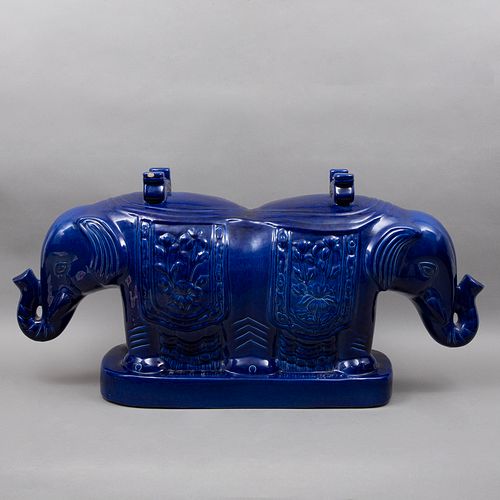 ELEFANTES (BASE PARA MESA). CHINA, SXX. Cerámica, acabado porcelanizado en color azul, pedestal oval. 51.5 x 110 x 30 cm.