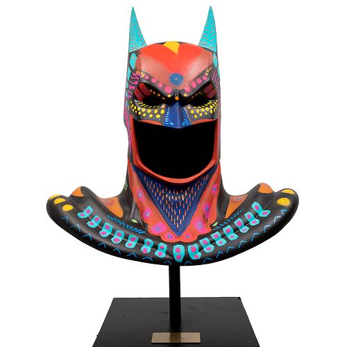 ERICK SANDOVAL HOFMANN "UNEG" (México, Siglo XX) HÍBRIDO FOLK Busto de Batman. Acrílico. 48 cm altura. Con pedestal y plac...
