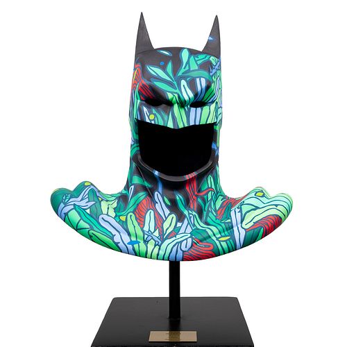 ADRÍAN MENDOZA "HOLA SOBRE" (México, Siglo XX) HIEDRA Busto de Batman. Acrílico. 48 cm altura. Con pedestal y placa referida.