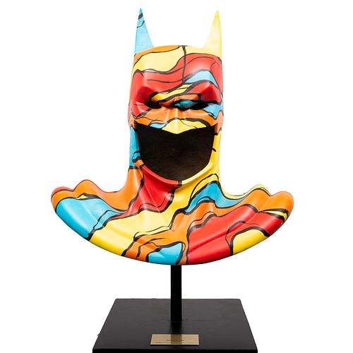 MOTICK (México, Siglo XX) MY OWN TYPE Busto de Batman. Mixta, acrílico y aerosol. 48 cm altura. Con pedestal y placa refer...