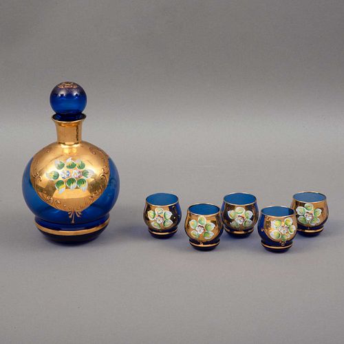 JUEGO PARA LICOR. Elaborada en cristal de Murano azul, con detalles al oro y relieves florales Consta de: licorera