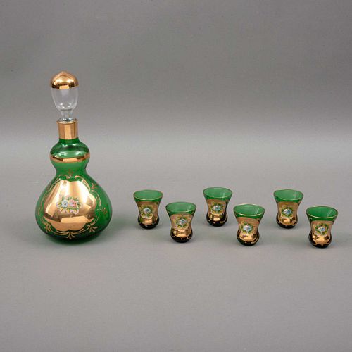 JUEGO PARA LICOR  Elaborada en cristal de Murano verde, con detalles al oro y relieves florales  Consta de: licorera y 6 copas. 27 cm