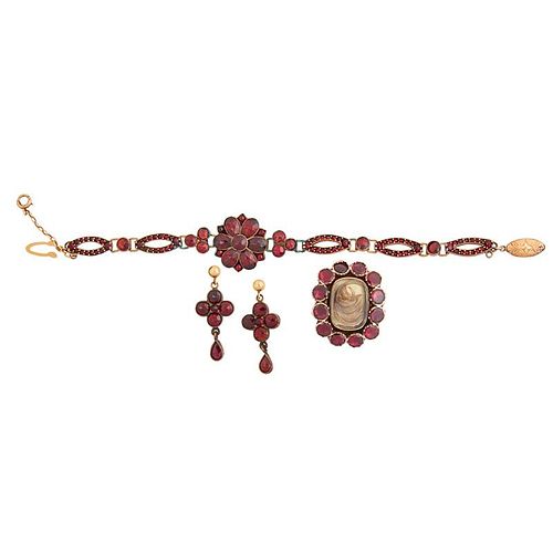 COLLECTION OF BOHEMIAN GARNET JEWELRY, INCL. GOLD