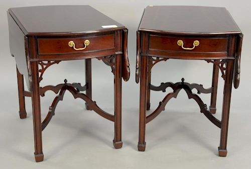 Kindel Winterthur reproduction pair of mahogany Pembroke drop leaf tables. ht. 28 in.; closed: 20" x 32", open: 53" x 32"