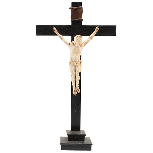 CRISTO CRUCIFICADO SIGLO XIX Talla en marfil y cruz de madera. Cristo: 30 x 18 cm. Cruz: 60 x 32 cm