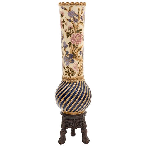 JARRÓN AUSTRIA-HUNGRÍA, CA. 1900 Elaborado en cerámica ZSOLNAY con base de madera. Jarrón: 105 cm de alto.