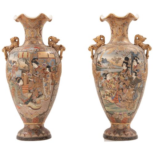 PAR DE JARRONES JAPÓN, SIGLO XX Estilo SATSUMA Elaborados en porcelana entintada con esmaltes polícromos y detalles al oro. 62 cm alto.