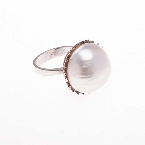 Anillo vintage con perla en plata paladio. 1 perla cultivada color gris de 17 mm. Talla: 6. Peso: 9.4 g.