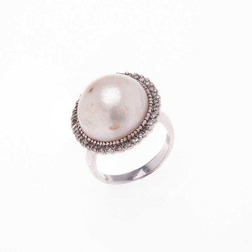 Anillo vintage con perla y diamantes en plata paladio. 1 perla cultivada color gris de 16 mm. 33 diamantes corte 8 x 8. Talla:...