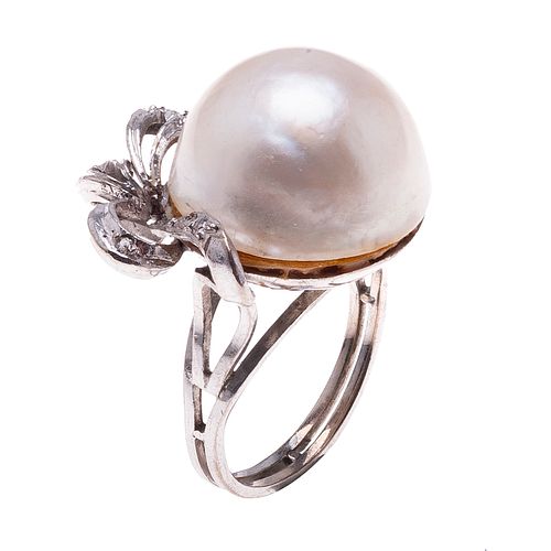 Anillo vintage con perla y diamantes en plata paladio. 1 perla cultivada color gris de 17 mm. 7 diamantes corte 8 x 8. Talla:...