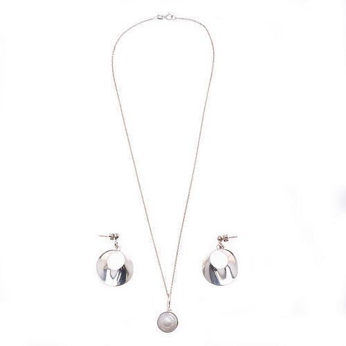 Gargantilla, pendiente y par de aretes con perla en plata 925. Peso: 13.4 g.