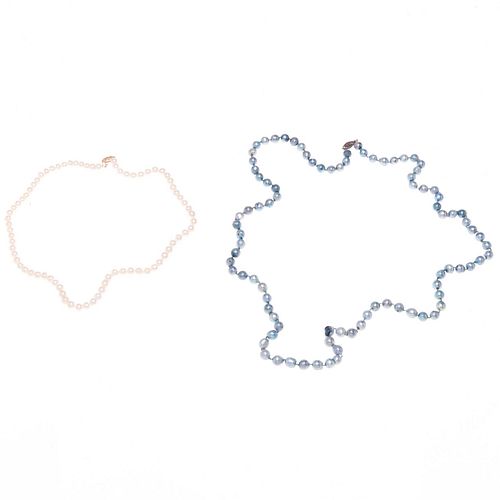 Dos collares de perlas cultivadas color azul y blanco de 5 y 7 mm. Broche metal base. Nota 1 perla rota. Peso: 81.7 g.