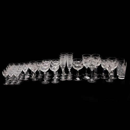 LOTE DE COPAS Y VASOS SIGLO XX Elaboradas en cristal cortado transparente Contiene 2 vasos, flautas para champaña, copas para...