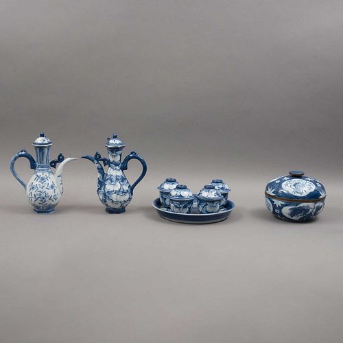 SERVICIO PARA MESA TAIWÁN, SIGLO XX Elaborado en porcelana azul sobre blanco Decorado con motivos florales y orgánicos Const...