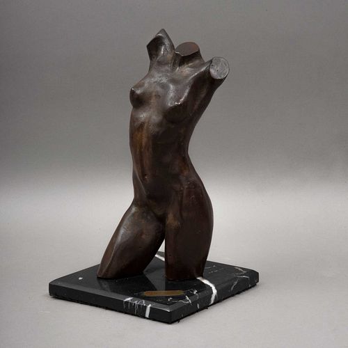 TORSO FEMENINO SIGLO XX Elaborado en bronce, sobre placa de mármol negro Con referida “Mariaana” Detalles de conservación <R...