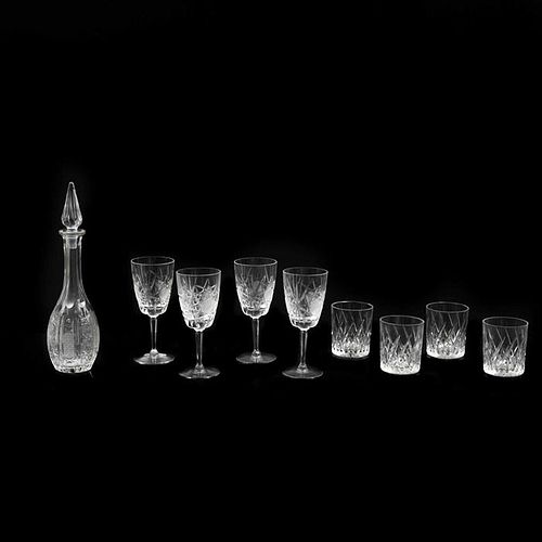 LOTE DE CRISTALERÍA SIGLO XX Elaborado en vidrio transparente  Consta de: 4 copas para vino, 4 vasos cortos, licorera Detall...