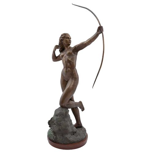 JUAN OLAGUÍBEL, Diana cazadora, Firmada y fechada 1942, Escultura en bronce a dos pátinas E.P. en base de madera, 98 x 50 x 30 cm