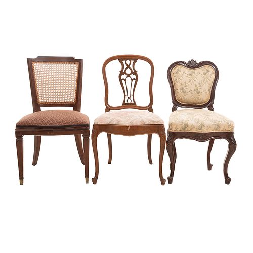 Lote de 3 sillas. SXX. Elaboradas en madera. Con asientos acojinados de tela Decoradas con elementos orgánicos, calados.
