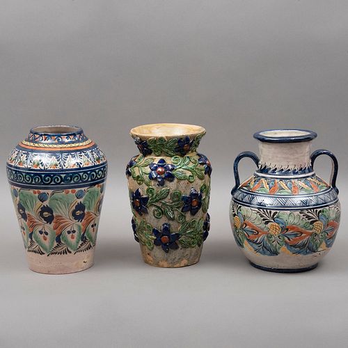 LOTE DE VASIJAS MÉXICO, SIGLO XX Uno de la marca CAPELO Elaboradas en cerámica de Guanajuato tipo talavera<Consta de: floreros...