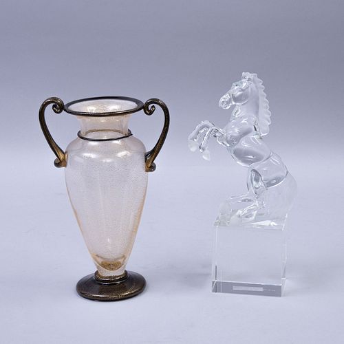 Jarrón y caballo. Origen europeo, SXX. Elaborados en vidrio y cristal. 29 cm de altura (mayor).