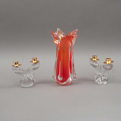 LOTE DE ARTÍCULOS DECORATIVOS SIGLO XX Elaborados en cristal de Murano transparente y de color  Consta de: par de candelabros...