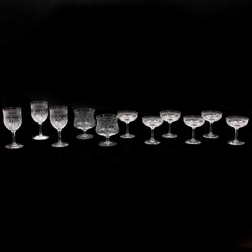 JUEGO DE COPAS SIGLO XX Elaboradas en cristal transparente esgrafiado 3 tamaños diferentes De 11 a 17 cm Detalles de conse...