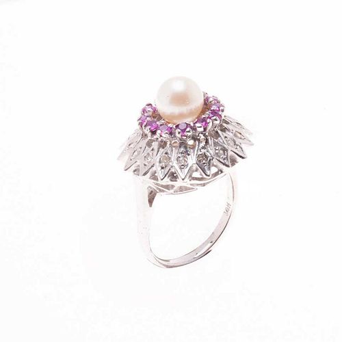 Anillo vintage con perla, rubíes y diamantes en oro paladio. 1 perla color crema de 6 mm. 12 rubíes corte redondo. 18 diamante...
