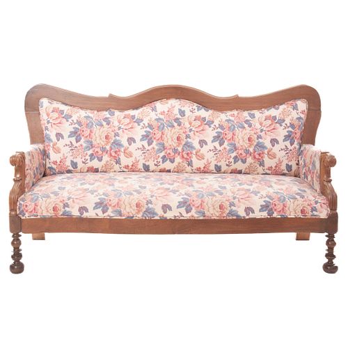 LOVE SEAT. SXX. Estructura en madera. Con tapicería floral. Respaldo cerrado, asiento acojinado y soportes tipo bollo.