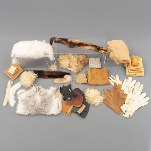 Lote de guantes y fragmentos de pieles y telas. SXX. Diferentes orígenes, diseños y tamaños. En diferentes tipos de piel, tela y pelaje