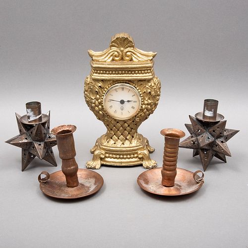 GUARNICIÓN. SXX Elaborado en resina y metal. Consta de: reloj, 4 candeleros Decorada con elementos vegetales, geométricos.