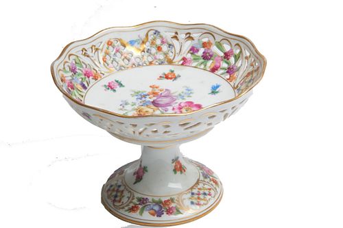 A Dresden pierced bowl A Dresden pierced bowl, the footed bowl by Schumann is polychrome with floral pattern throughout. Early twentieth century
Appr