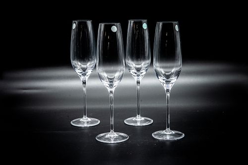 Tiffany & Co classic champagne flutes Tiffany & Co classic champagne flutes set of 4 appear to be new and unused
Approx 9-1/2" h each