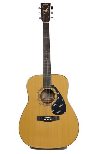 Yamaha FG-402 acoustic guitar Yamaha FG-402 acoustic guitar
Comes with a soft case, a pitchpipe and a VHS 
Manufactured between 1999 and 2002. 
Ser