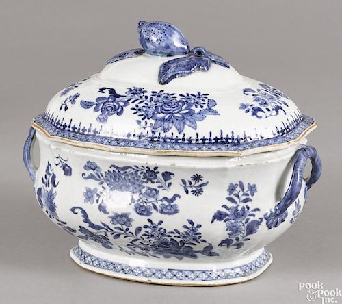 Chinese blue and white export porcelain tureen and cover, late 18th c., with floral sprays, 10'' h.