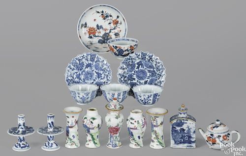Miniature Chinese export porcelain wares, 18th/19th c., to include a five-piece garniture set