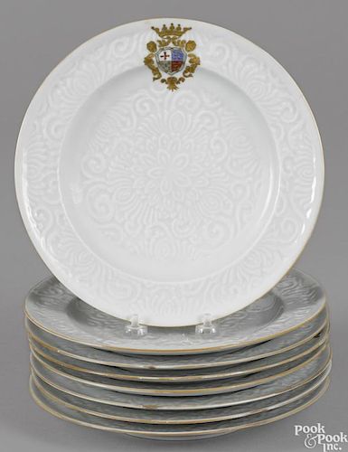 Set of eight Chinese porcelain binaco sopra armorial plates, 19th c., 9 1/2'' dia.