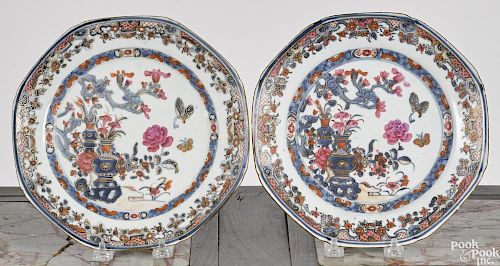 Pair of Chinese porcelain Imari palette plates, 18th c., 8 7/8'' dia.
