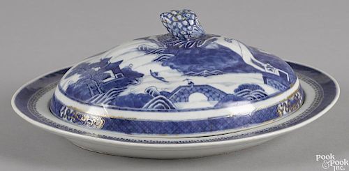 Chinese export porcelain Nanking covered entrée dish, early 19th c., 5 1/2'' h., 14 1/2'' w.