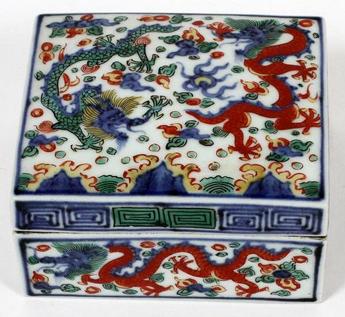 CHINESE HAND PAINTED COVERED BOX