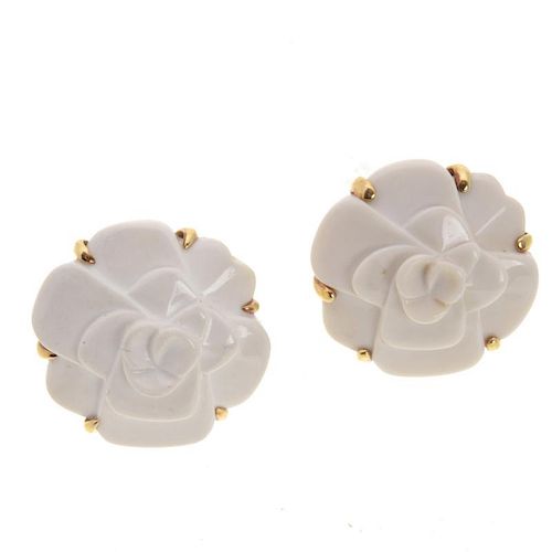 Pr. Chanel white agate and 18k gold ear clips