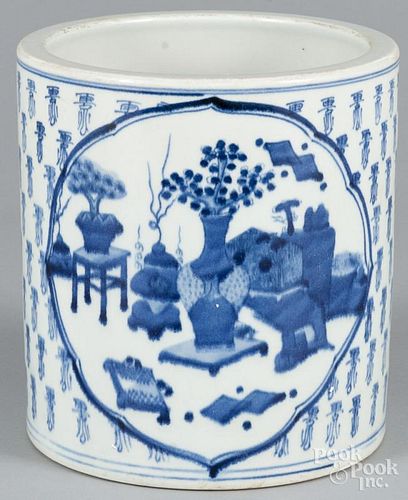 Two Chinese blue and white porcelain pots, 20th c., 9 1/4'' h. and 8 1/4'' h.
