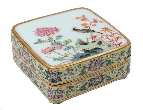 BEAUTIFUL FAMILLE ROSE PORCELAIN BOX AND COVER
