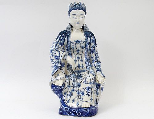 BLUE AND WHITE PORCELAIN FIGURE OF GUANYIN