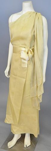 Christian Dior, Spring/Summer 1969, Evening dress of yellow silk, wrapped to create a toga effect over the left shoulder, with drapery hanging behind 