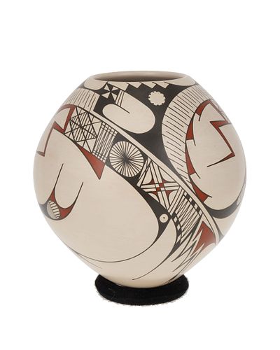 A Mata Ortiz pottery vessel, by Taurina Baca