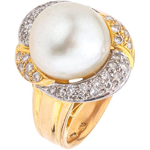 ANILLO CON PERLA CULTIVADA Y DIAMANTES EN ORO AMARILLO DE 18K. Una perla color crema y diamantes corte brillante ~0.35 ct