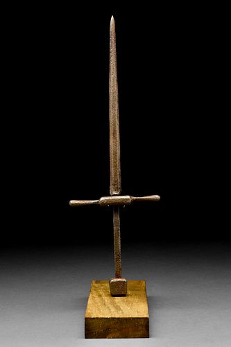 LATE MEDIEVAL STILETTO DAGGER WITH LONG SCULPTURED CROSS GUARD AND SQUARE POMMEL