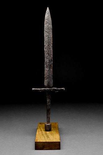 MEDIEVAL DAGGER WITH STRAIGHT, SCULPTURED CROSS GUARD AND ROD SHAPED POMMEL